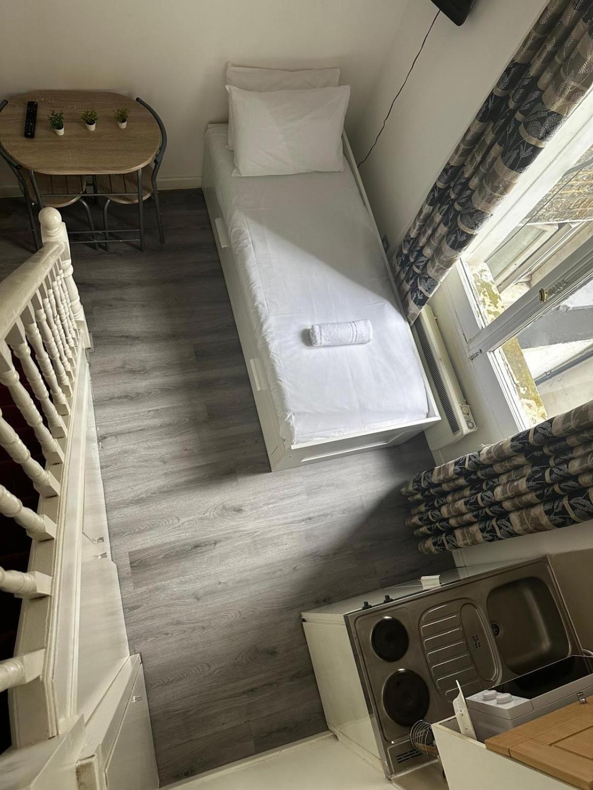 Appartamento F101-First Floor Flat Fits 3 Near Hyde Park Londra Esterno foto